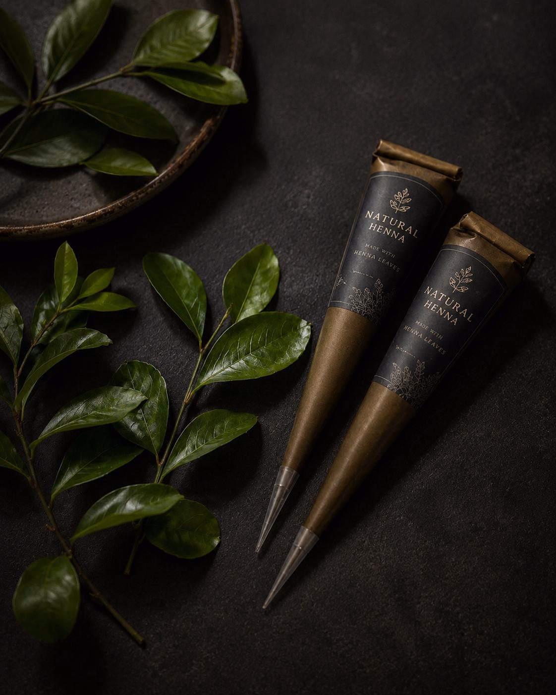 Cônes de henné naturel avec feuilles fraîches