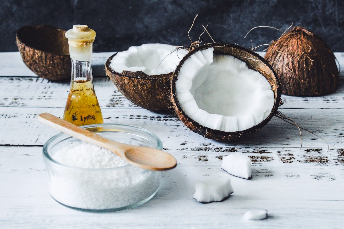Huile de coco pour soin du henné — Photo Tijana Drndarski / Unsplash